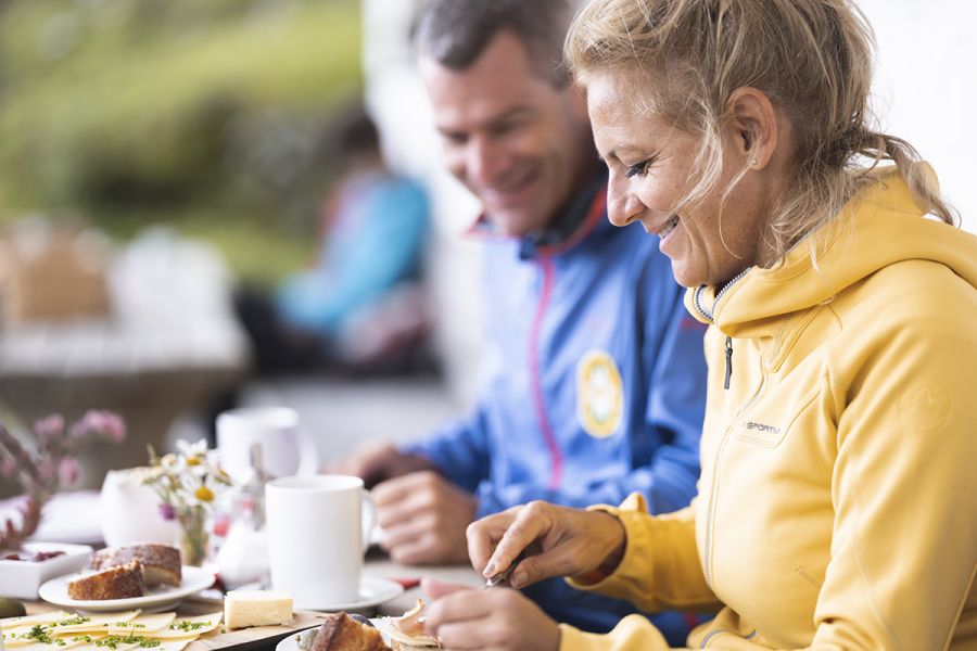 Gemütliches Frühstück auf einer Berghütte